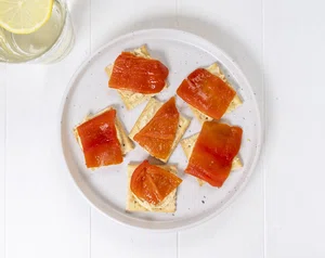 Crackers with hummus and roasted bell pepper