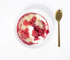 Yoghurt with raspberries and puffed quinoa 