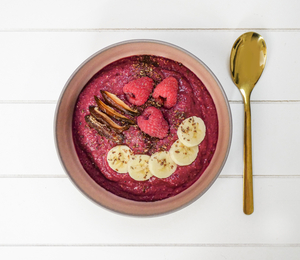 Frambozen en rode biet smoothie bowl