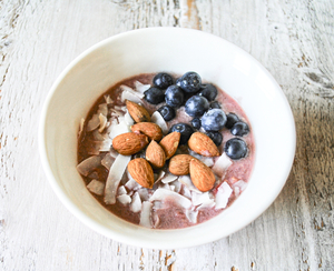 Chocolade smoothie bowl met bosbessen en amandelen