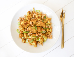 Cauliflower salad with chickpeas and cashew nuts