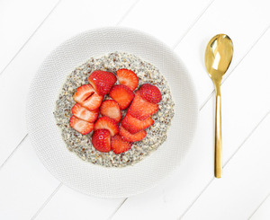 Fibre-rich breakfast bowl with strawberries