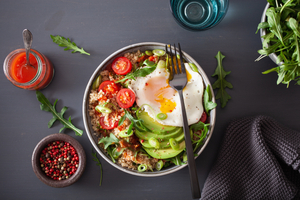 Quinoa salad bowl met gebakken ei en avocado