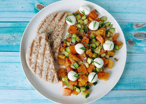 Spicy vegetable stir-fry with pita and mozzarella