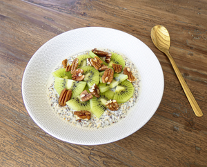 Vezelrijke ontbijtbowl met kiwi en pecannoten