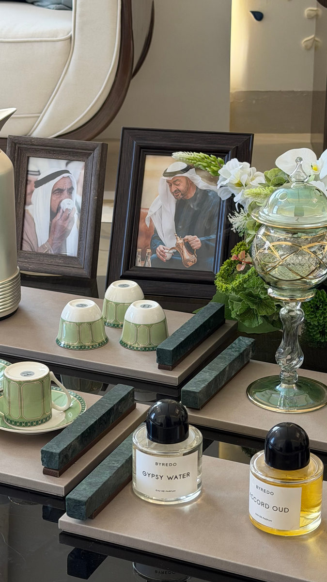 صينية صغيرة من الجلد بمسكة من الرخام الاخضر الطبيعي