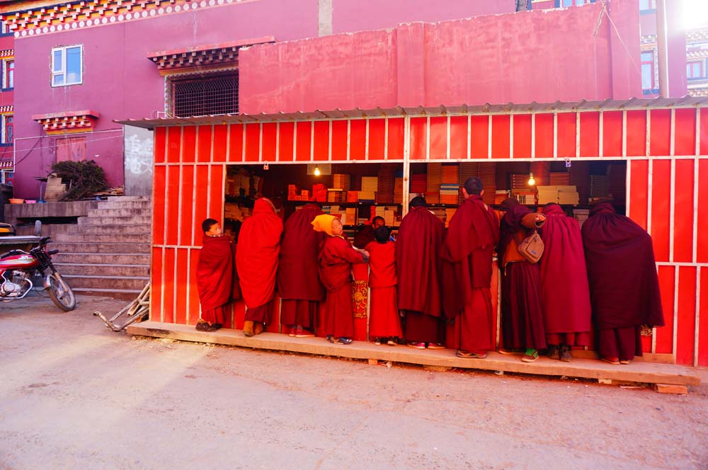 학교 근처에서 승려들에게 필요한 책이나 비품을 파는 곳