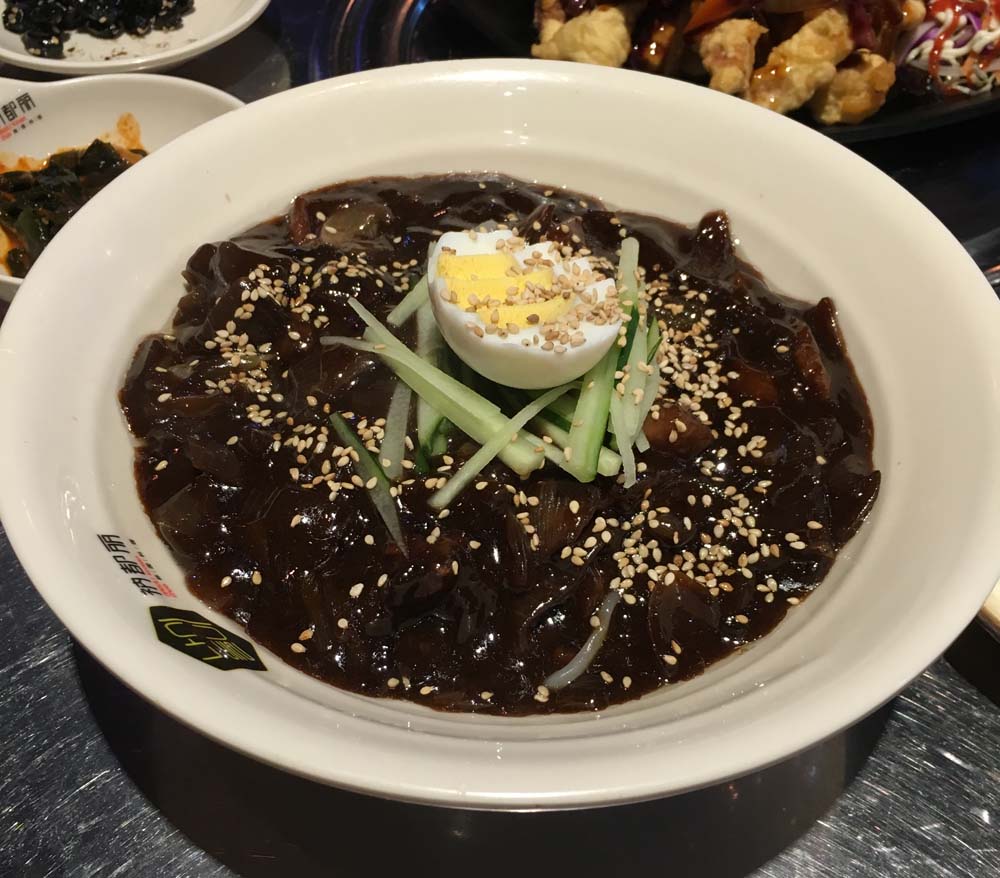 하루는 사천하면 사천짜장이지 라는 지극히 한국적인 마인드로 짜장면을 먹으러 갔다. 근데 한국집이라 한국에서 먹던 것과 별반 다를게 없었다.