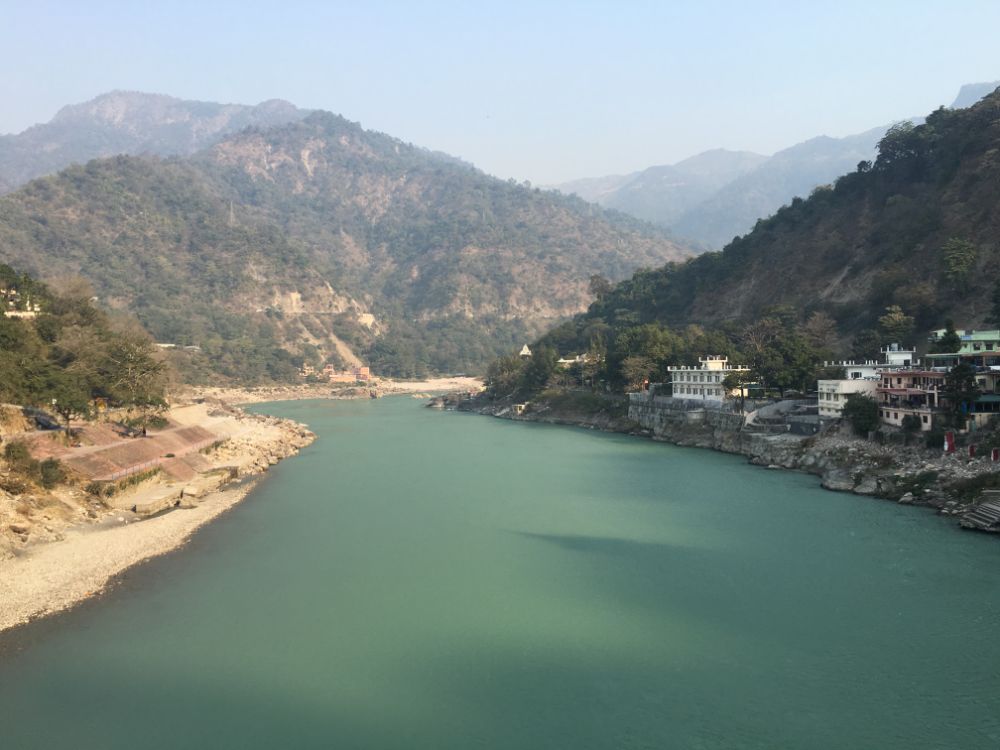 리시케시는 겐지스강의 상류가 있다. 바라나시랑은 비교도 안되게 깨끗하다. 이 정도로 물가가 깨끗한 곳은 인도에서 보기 드물었다.