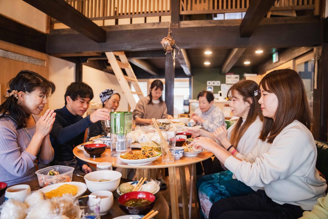 診療所の近所の方が集まってご飯を一緒に食べる
