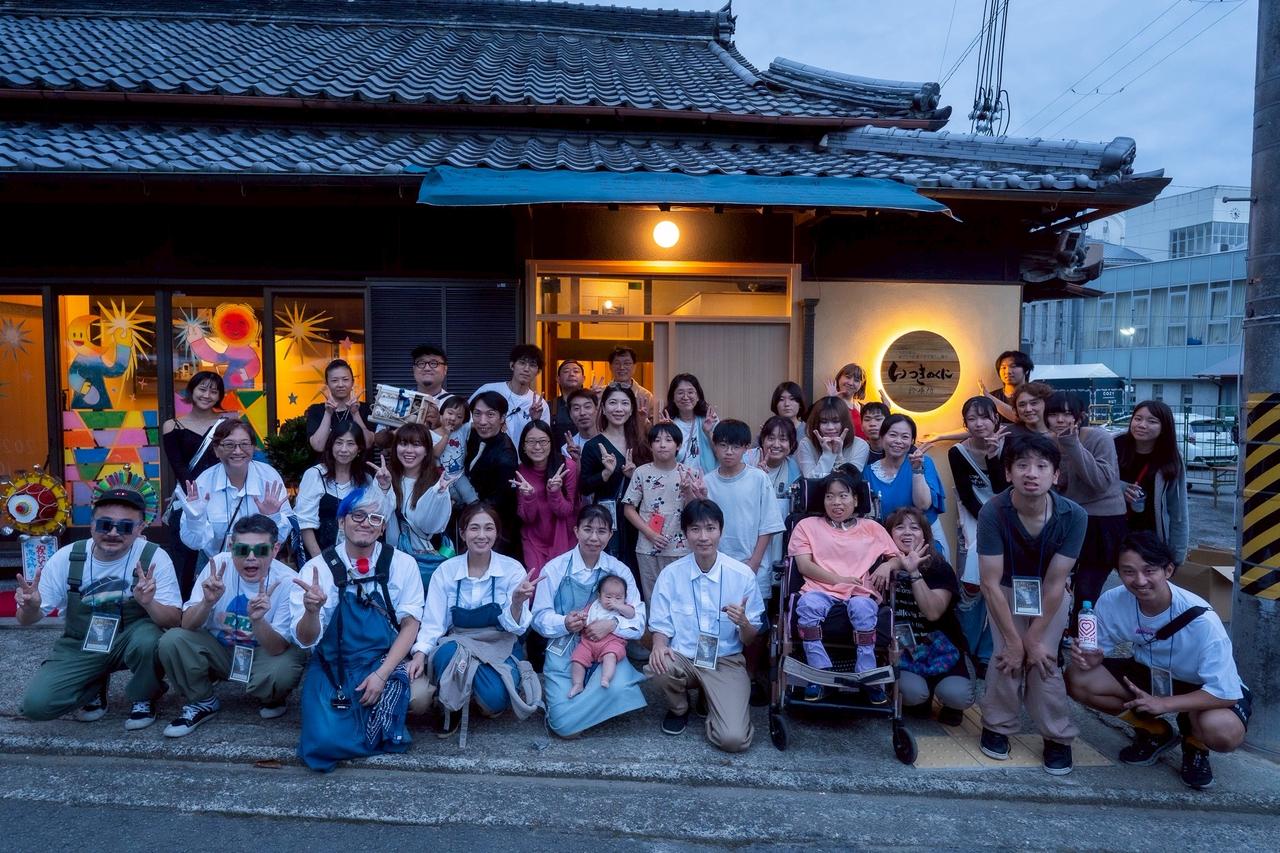診療所スタッフと仲間達30名ほどの集合写真