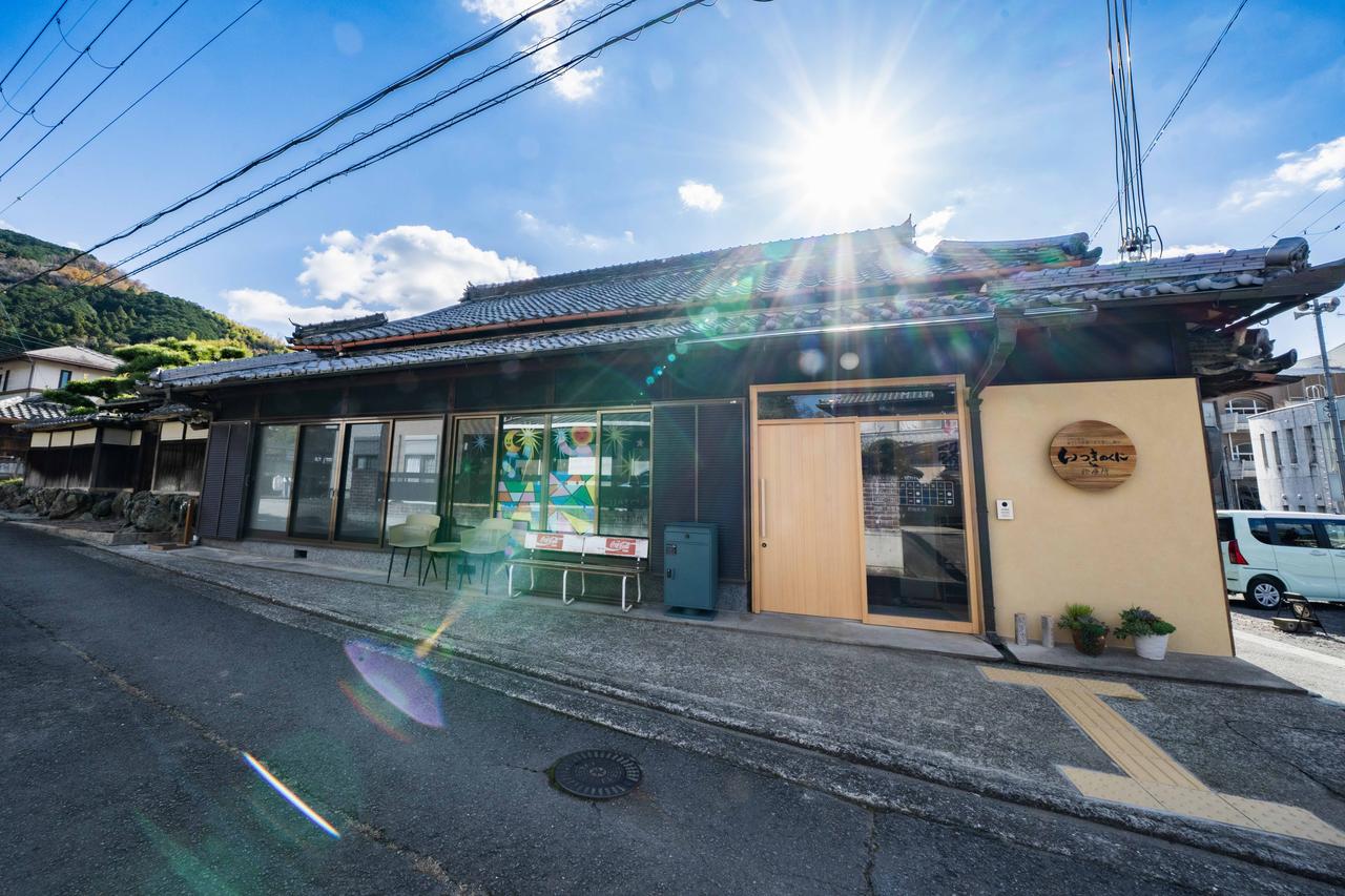 診療所外観写真 瓦屋根の古民家をリノベーションされている様子