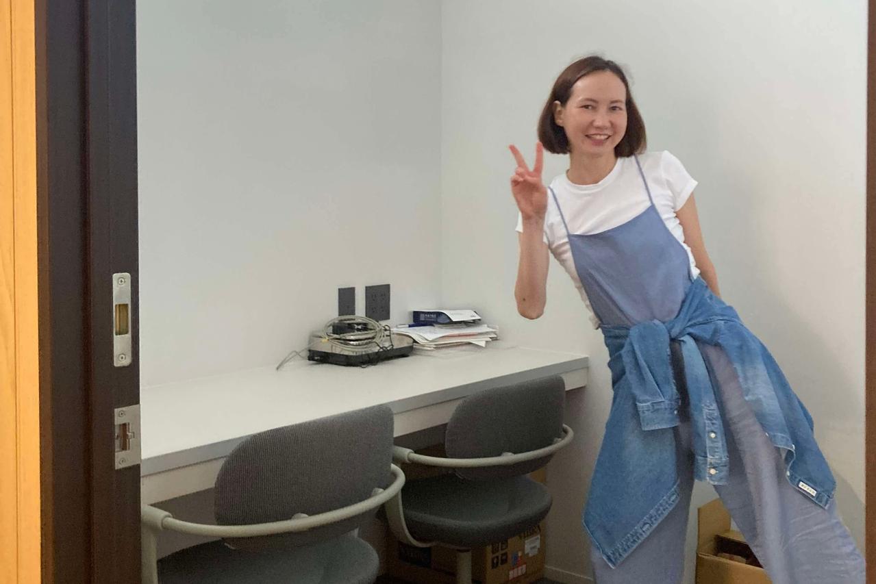 借りる部屋の様子。スタッフのアリーナさんが笑顔でピースをしている
