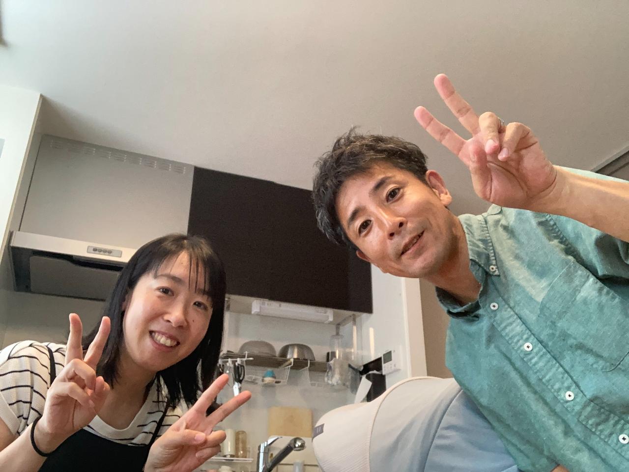 曽田の前自宅アパートにて、笑顔でピースする吉田さんと曽田