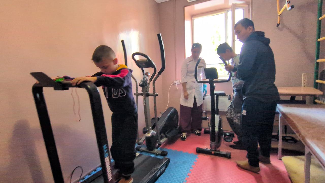 トレーニング器具を使用している子どもたち