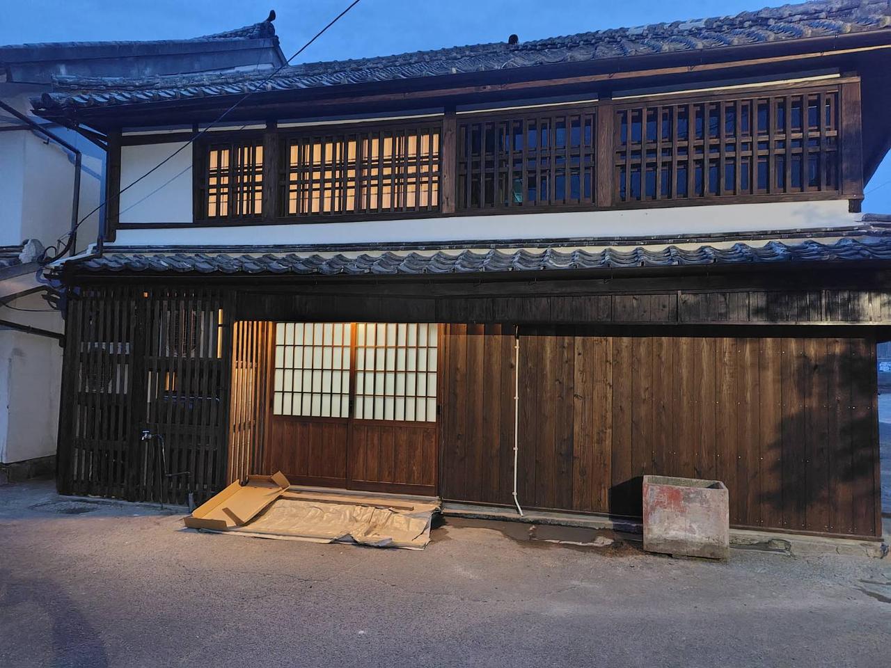 臼  うす・  築100年以上の古民家の納屋で保管 古い家は、取り壊すしかない」を終わらせたい。 150歳の家を活かし