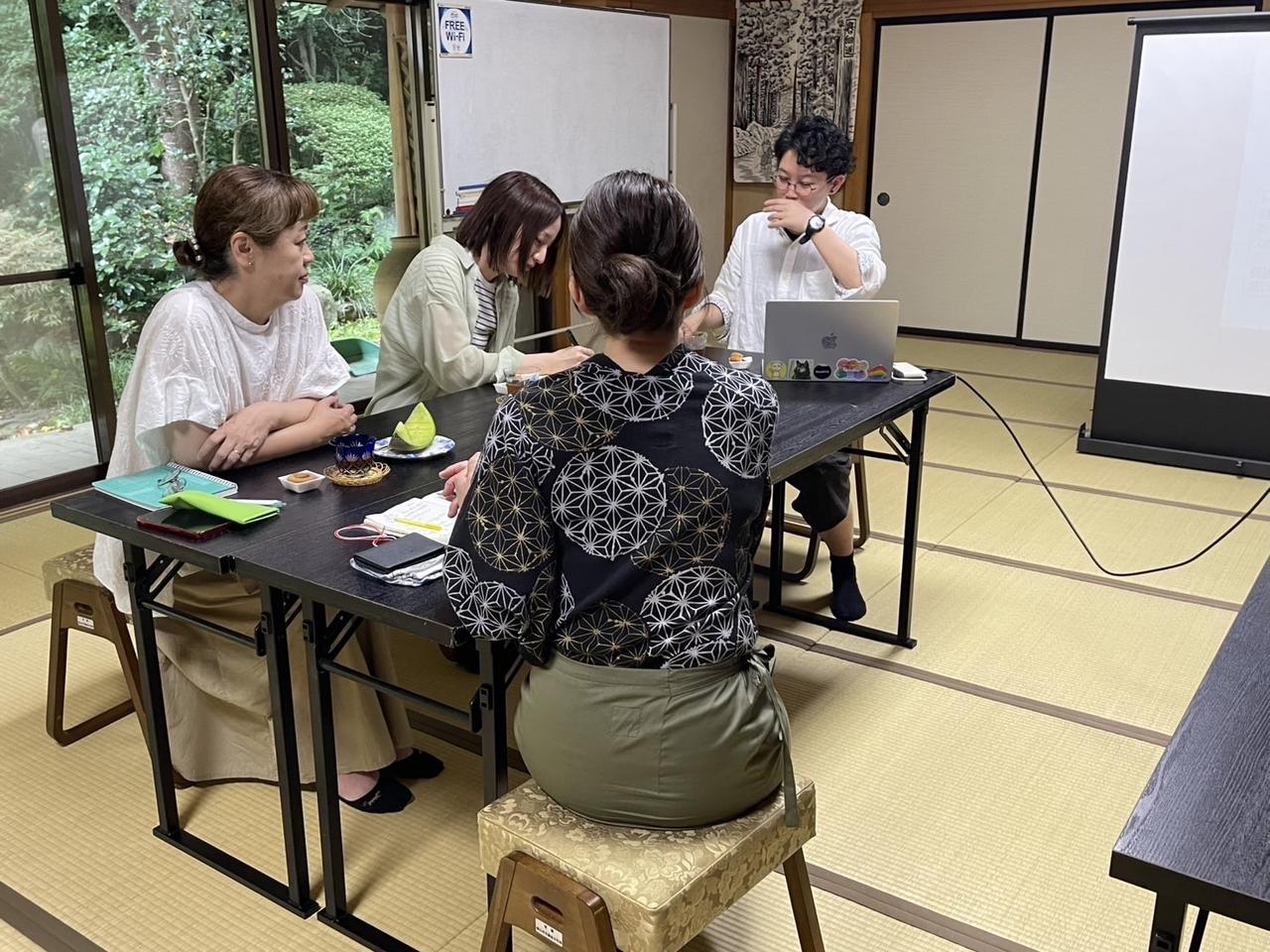 メロンをいただきながら歓談