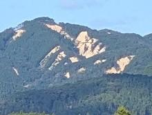 崩れた山肌（拡大）