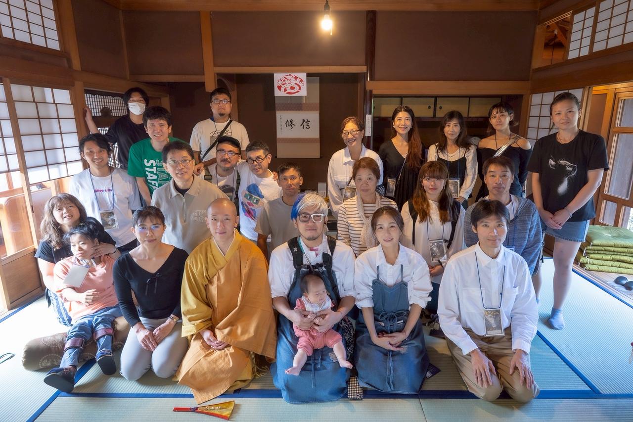 診療所の和室でスタッフと仲間達30名ほどの写真