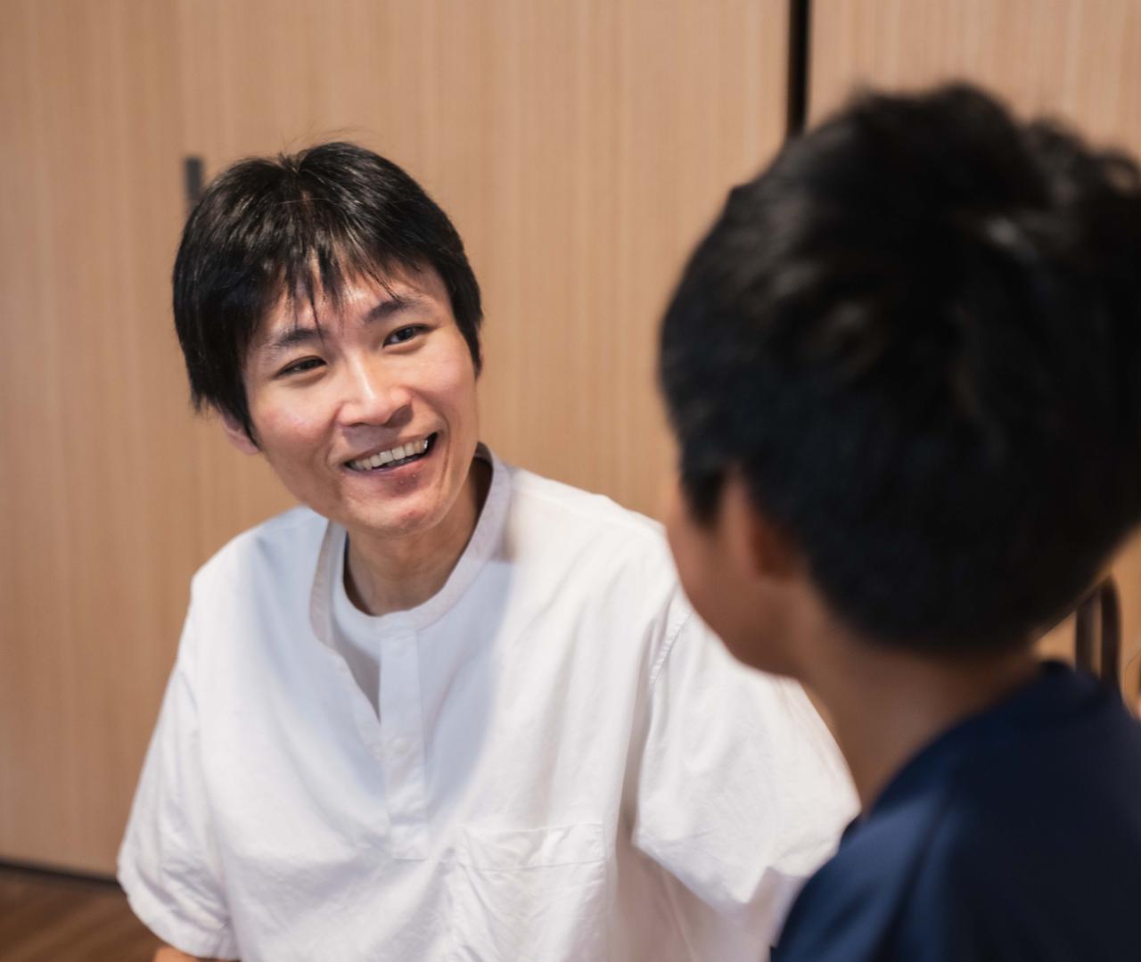 西田医師が少年の診察をしている