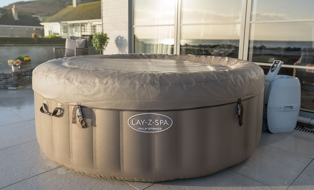 LAY-Z SPA PALM SPRINGS HOT TUB INFLATABLE AIRJET 4-6 PEOPLE PORTABLE FULL  KIT 6942138978537 | eBay