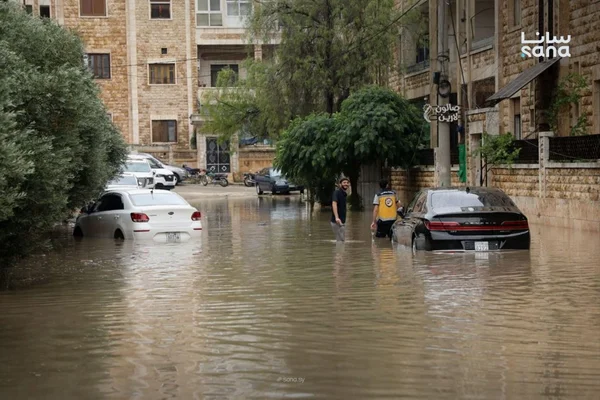 الدفاع المدني يستجيب لفتح الطرق المتضررة بإدلب جراء الأمطار
