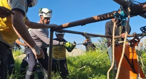 الدفاع المدني السوري ينقذ طفلاً وشاباً علقا في بئر بريف حماة