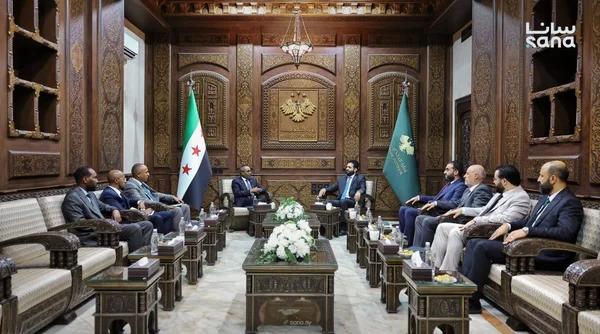 وزير الداخلية يبحث تعزيز العلاقات الثنائية مع سفير الصومال