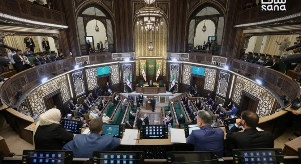 طلاب وخريجون بجامعة دمشق يطالبون باستبعاد عضو مجلس الشعب
