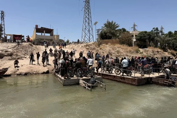 تحديث: ارتفاع حصيلة ضحايا غرق عبارة في دير الزور وافتتاح جسور لتنظيم العبور