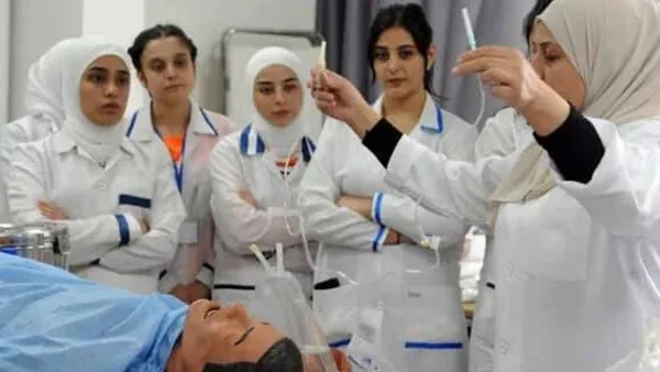 يوم التمريض العالمي: تقدير لجهود الكوادر الطبية ومطالبات بتحسين الأوضاع