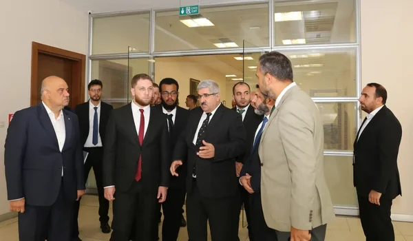 محافظ حماة يزور غرفة تجارة كوكايلي لتعزيز التعاون الاقتصادي