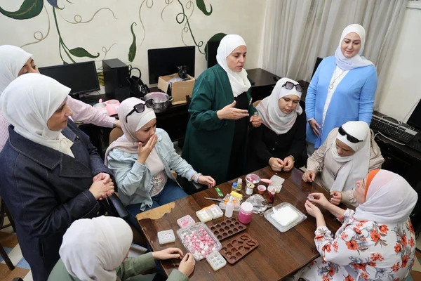 غرفة صناعة دمشق تدعم تأهيل كفيفات لإنتاج الصابون والشموع