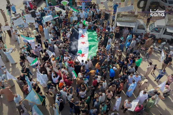 أهالي الرقة ينظمون وقفة تضامنية لدعم أبناء محافظة الحسكة