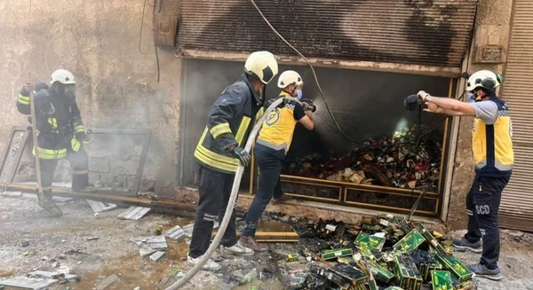 إصابة ثلاثة مدنيين في حريق بمستودع أدوية ببيت سحم
