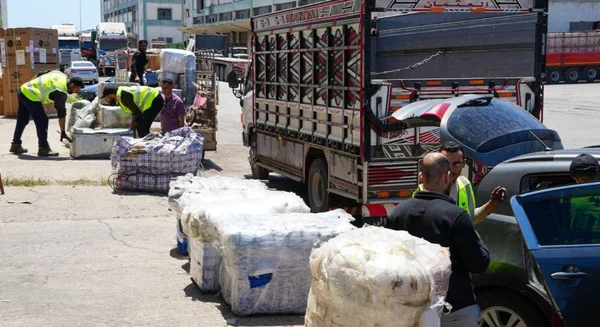 تسليم أمتعة 300 عائلة سورية في اللاذقية بعد ثلاث سنوات من التأخير