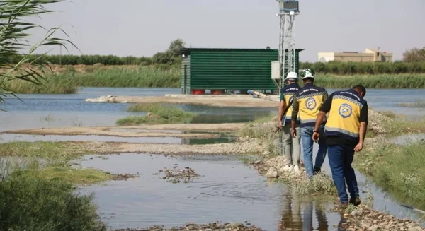 إيقاف عبور الجسر الترابي في دير الزور بسبب ارتفاع منسوب مياه الفرات