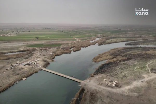 إيقاف حركة العبور على الجسر الترابي بدير الزور للصيانة بسبب ارتفاع منسوب الفرات