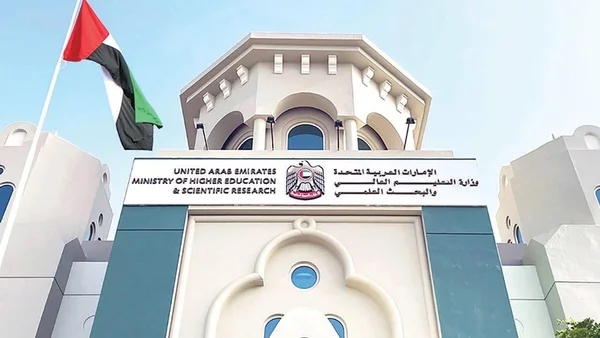 تهديد إقامات وعقود خريجين سوريين في الإمارات بسبب الشهادات