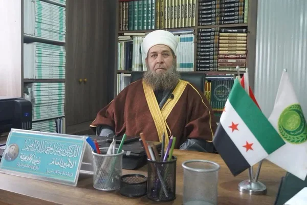 جدل حول منع الشيخ سمير الإبراهيم من الخطابة في إدلب بعد انتقادات معيشية