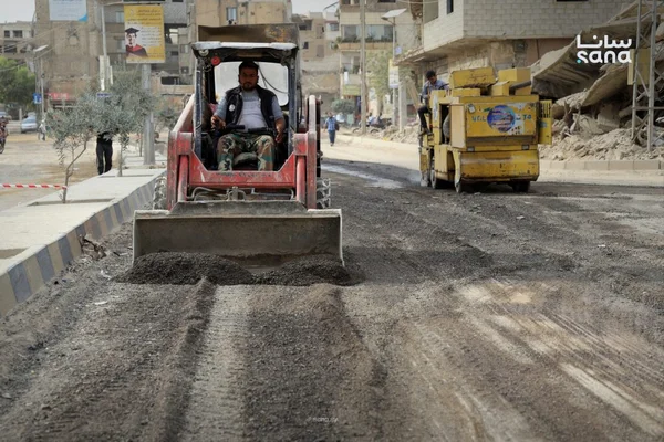 بدء أعمال تأهيل الطريق العام بمدينة حرستا بريف دمشق