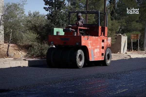 بدء أعمال صيانة وتزفيت الطريق الرئيسي في بلدة حلا