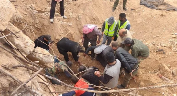 اكتشاف مقبرة جماعية لضحايا مجزرة جامع عمر بن الخطاب في حرستا