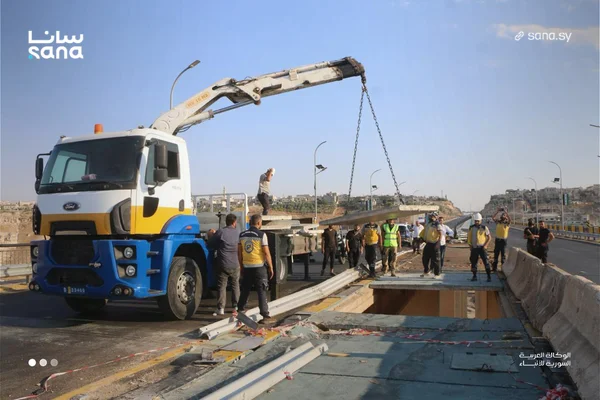إتمام أعمال صيانة جسر الرستن بحمص بعد الحادث المروري الذي وقع الخميس