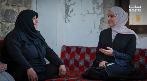 لطيفة الدروبي تكرم المعلمة سميرة القدور بريف إدلب تقديراً لصمودها
