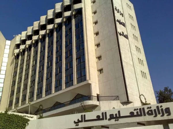 وزارة التعليم العالي تقر زيادات للعاملين المفصولين لأسباب ثورية