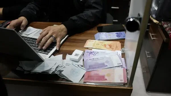 المصرف المركزي السوري ينفي شائعات إلغاء تداول العملة القديمة