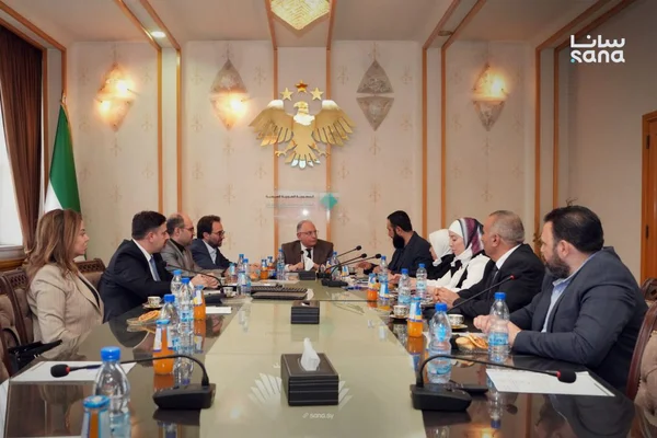 وزارة المالية السورية تبحث معالجة الملفات الضريبية المتراكمة وتطوير الكوادر