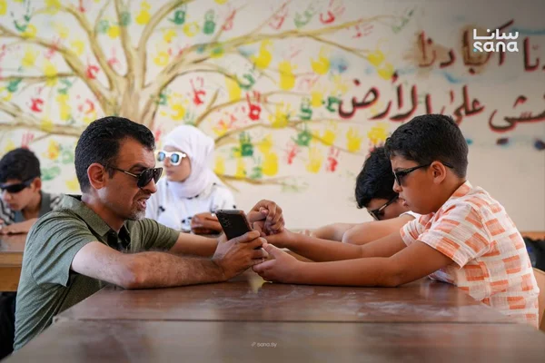 تدريب المكفوفين في درعا على استخدام تطبيقات الذكاء الاصطناعي