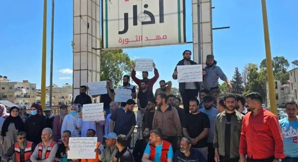 كوادر صحية في درعا تحتج للمطالبة بعدالة زيادة الرواتب
